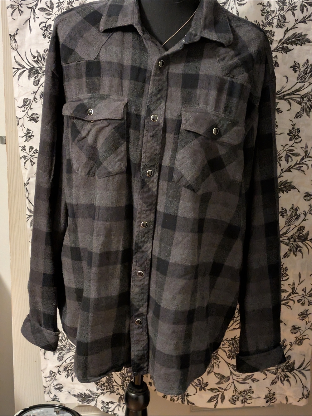 Men's Gray Plaid Button-Up Flannel Shirt